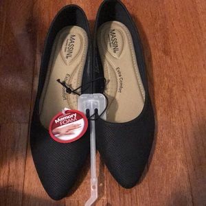 NWT women’s flats.